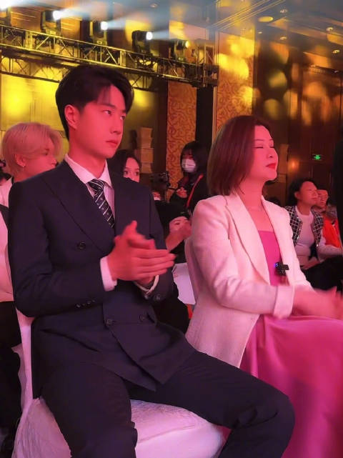 乐华上市庆祝仪式,杜华是懂自己靠谁养着的 欢迎乐华的娱乐股东……|乐华|杜华_新浪新闻