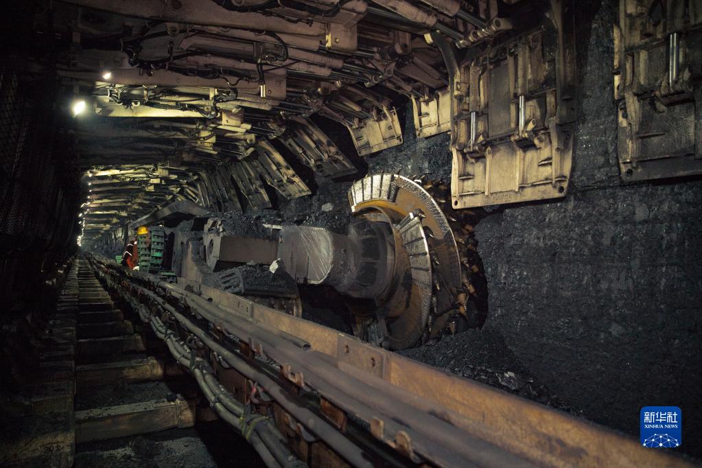 龙王沟煤矿采煤机正在进行生产作业.(受访单位供图)