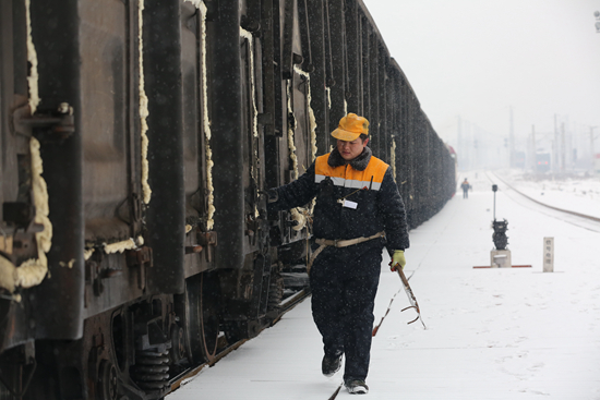 焦作车务段月山运转车间连结员白二洋在对满载电煤的列车进行解体作业