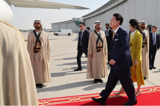 当地时间17日，韩国总统尹锡悦和夫人金建希结束对阿联酋的访问，从迪拜机场启程前往瑞士。图自韩媒