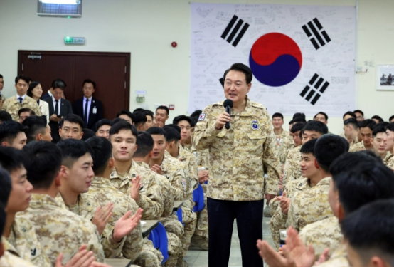当地时间1月15日，尹锡悦到访韩方派驻在阿联酋的部队，慰问官兵。图为尹锡悦正在向当地韩国士兵发言讲话。图自韩媒