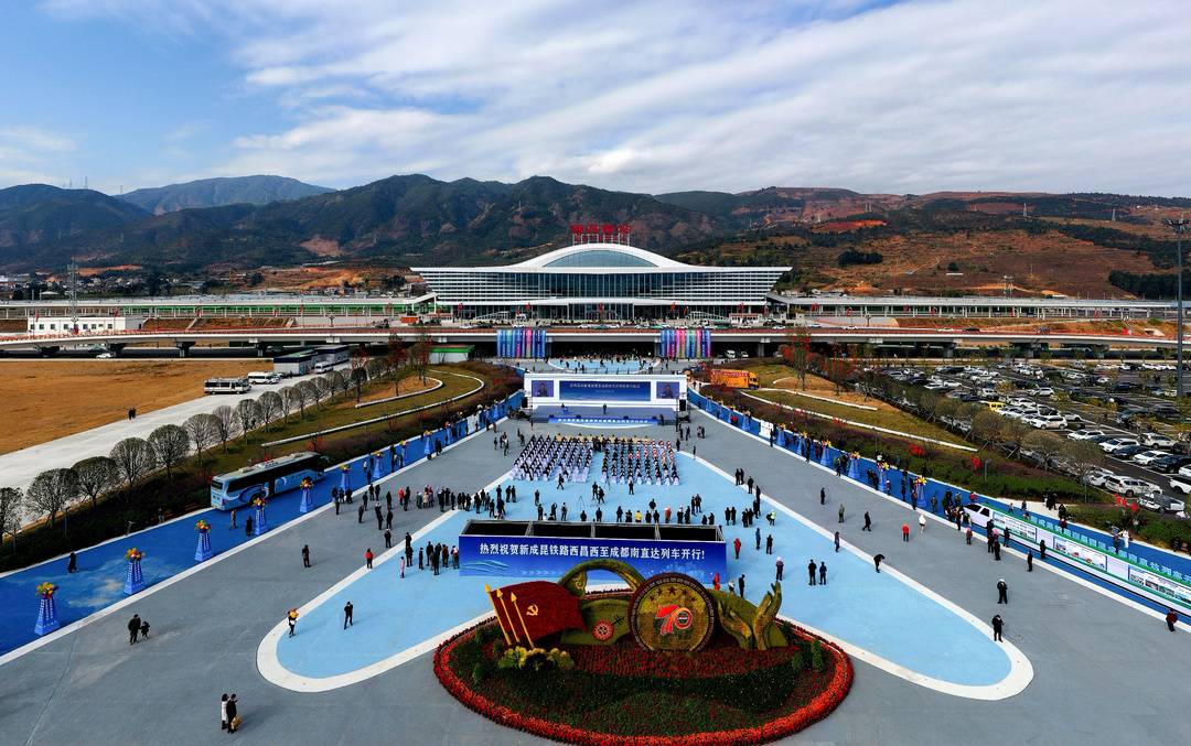 镜头下的大凉山动车穿越大凉山