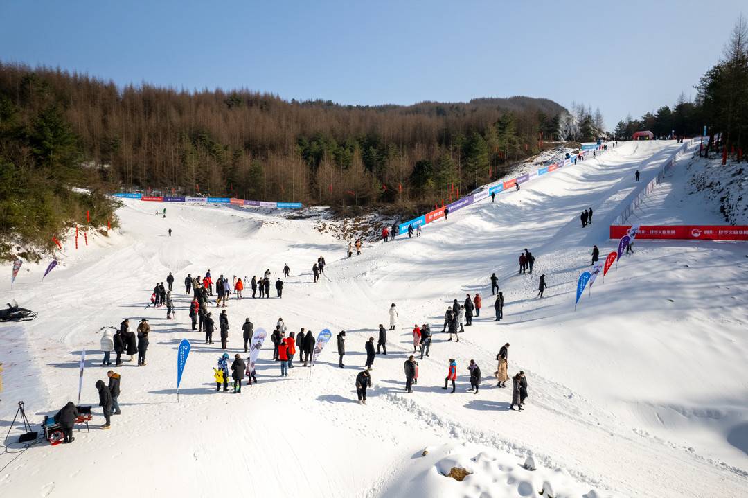 四川广元曾家山滑雪场望远山单板赛事中心开板张阳光子酷炫打卡雪质好