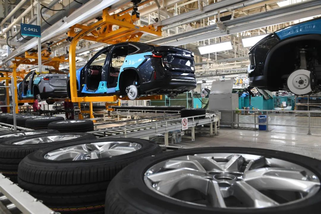 繁忙的蔚来先进制造基地生产线.合肥日报全媒体记者 张大岗 摄