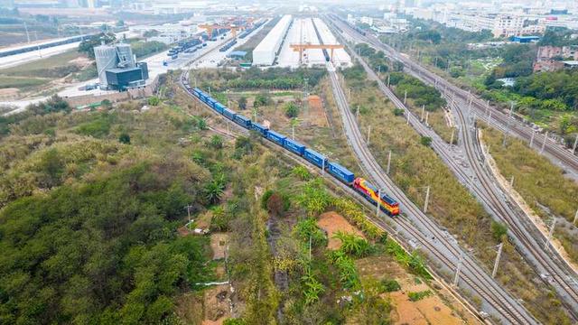 中越年货班列从南宁国际铁路港开出.吕松洋/摄