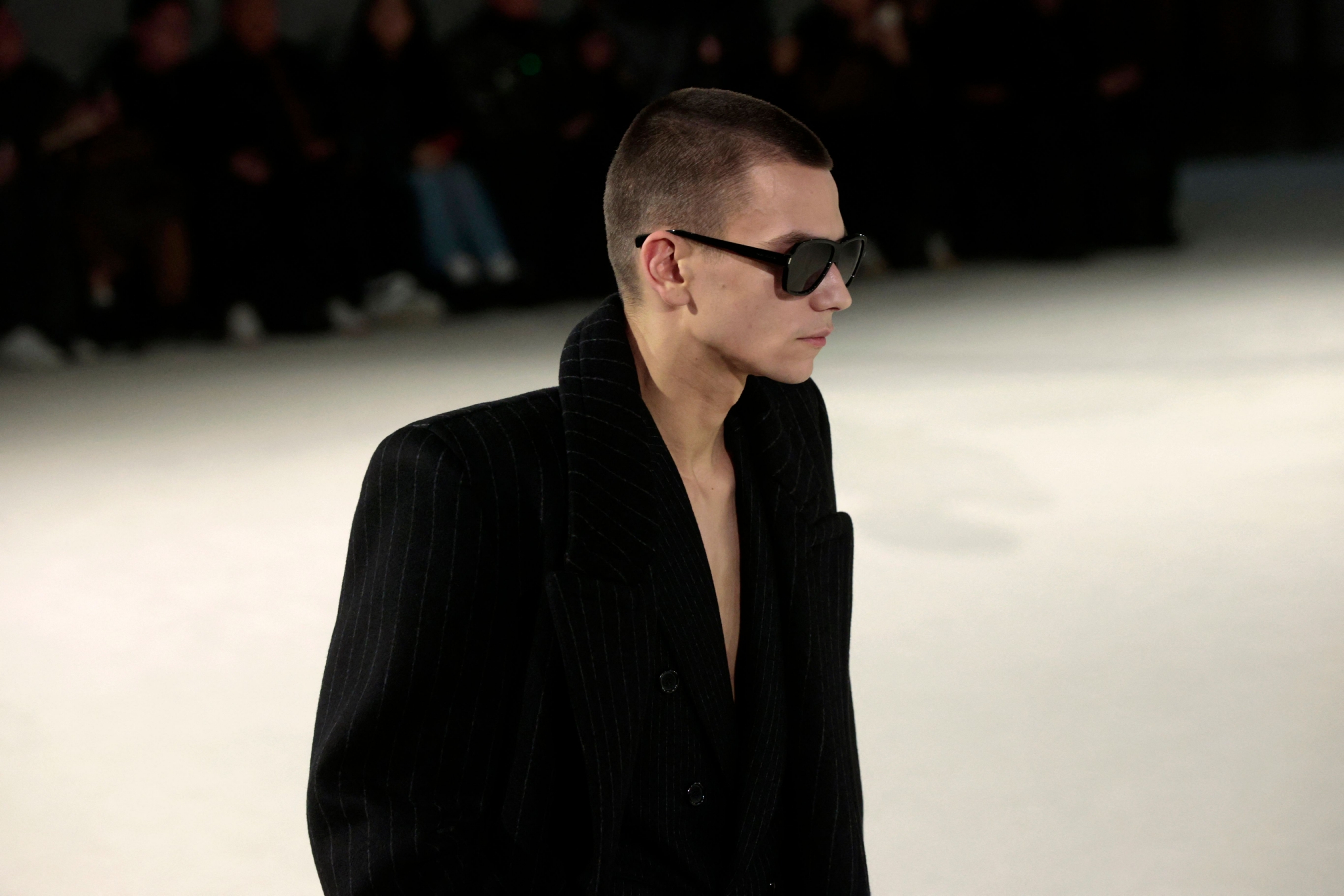 1月17日,模特在法国巴黎男装周上展示圣罗兰品牌2023/24秋冬新款服装.