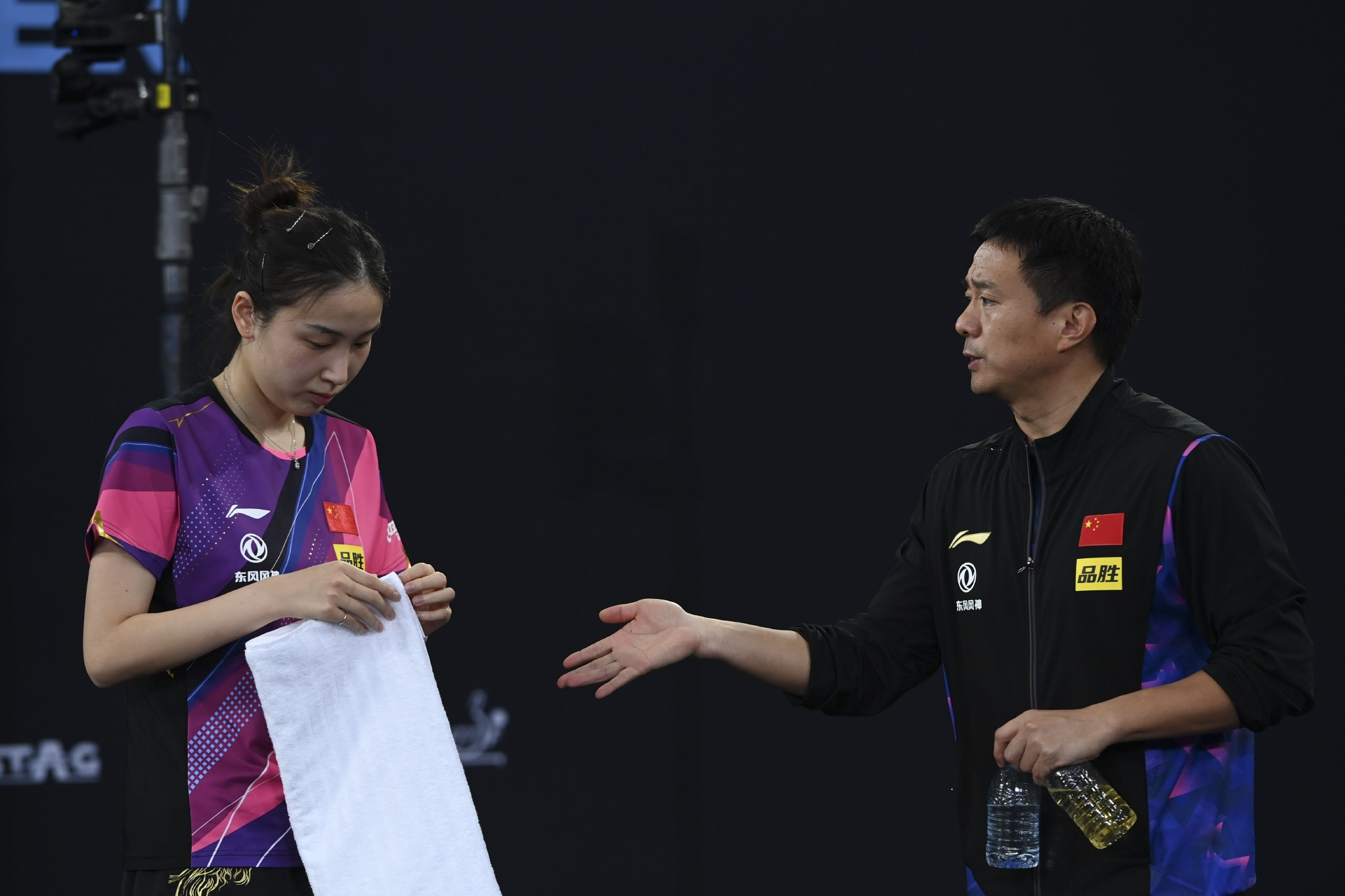 1月18日,钱天一(左)在比赛间隙接受教练马俊峰场边指导.