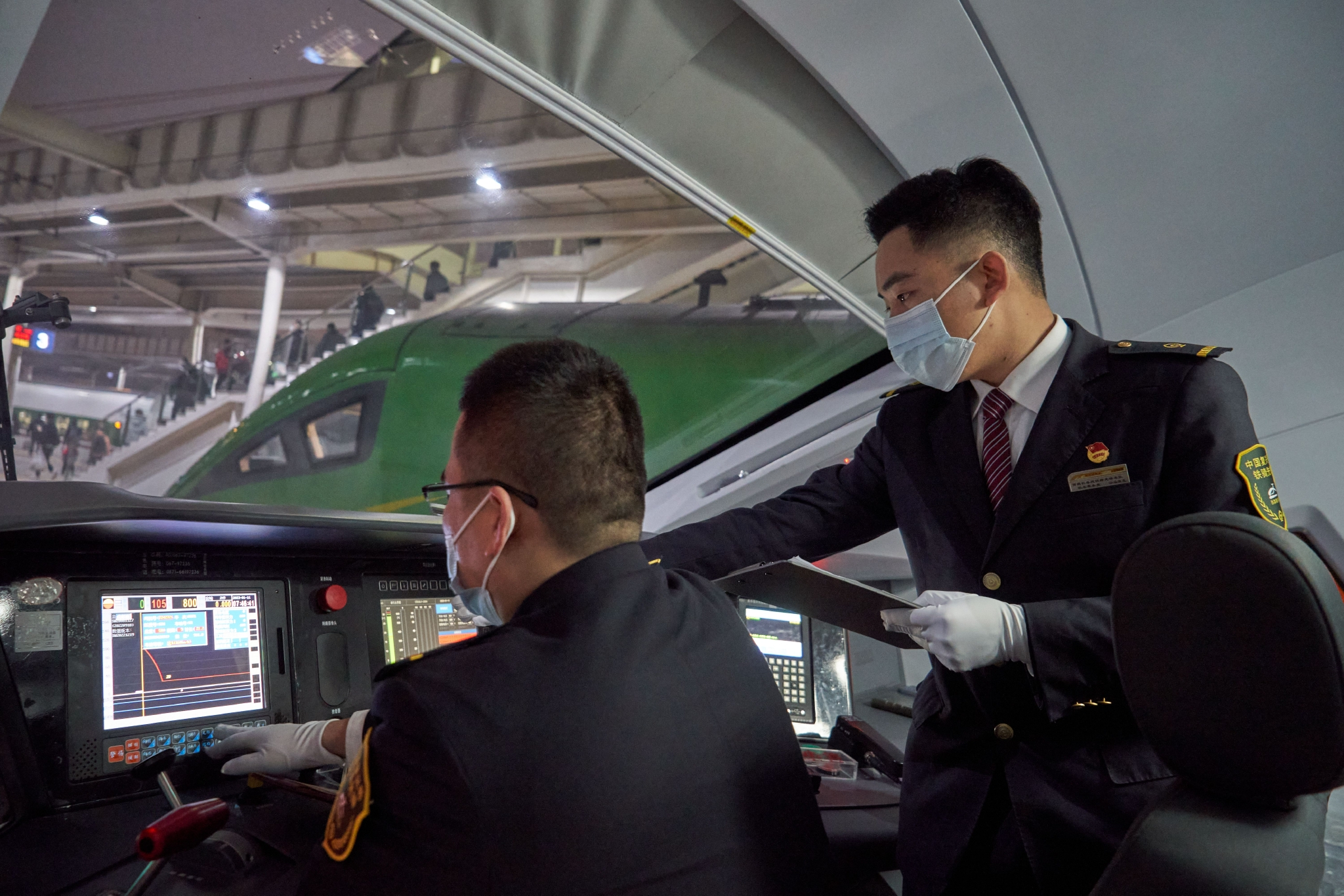 青年司机沙马伍且:我把"复兴号"开进大凉山|司机|列车|成都市_新浪