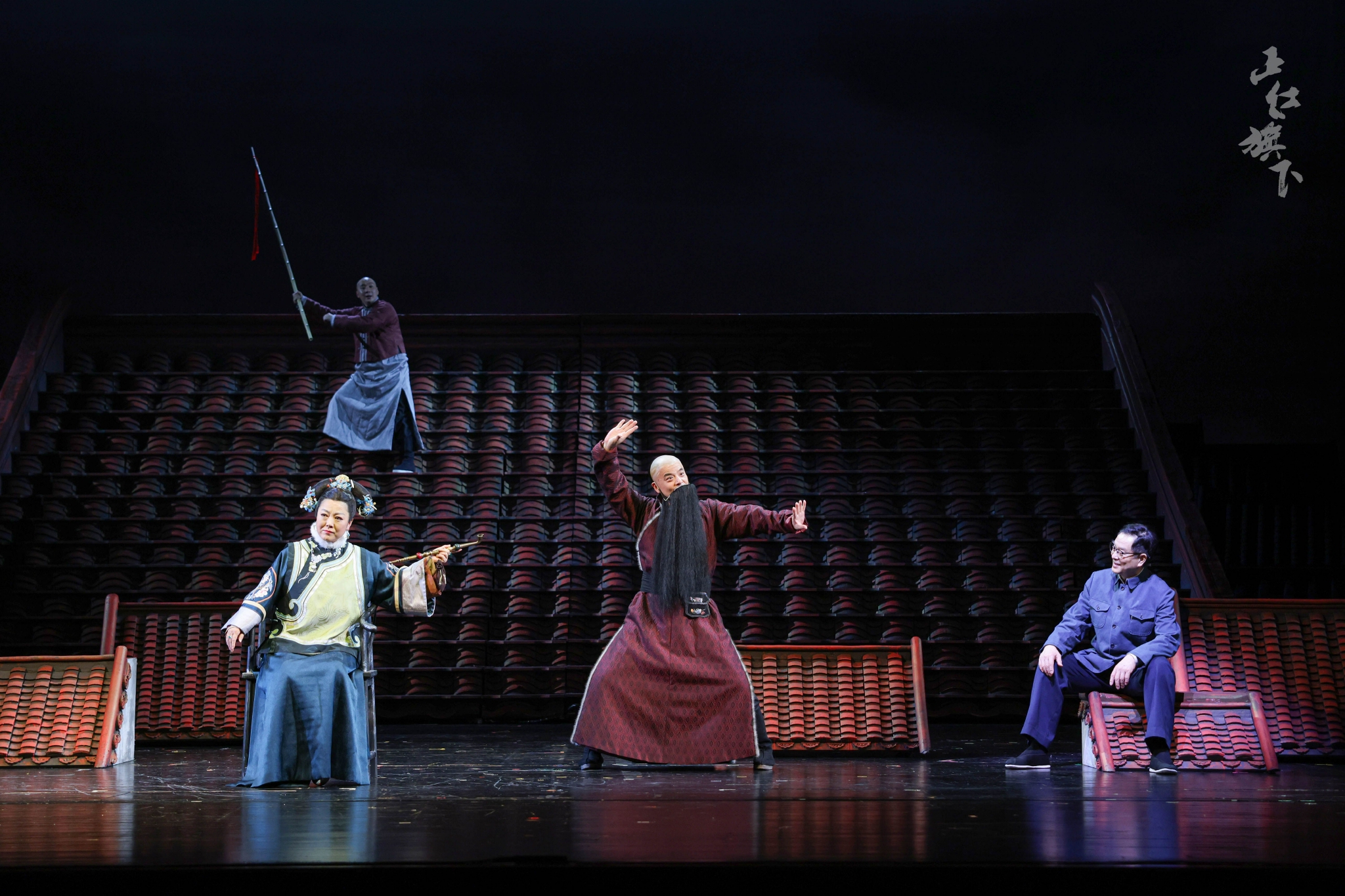 剧照 傅迦(中)饰演大姐公公