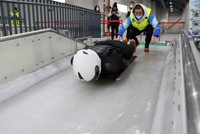 游客体验钢架雪车 邓方佳摄