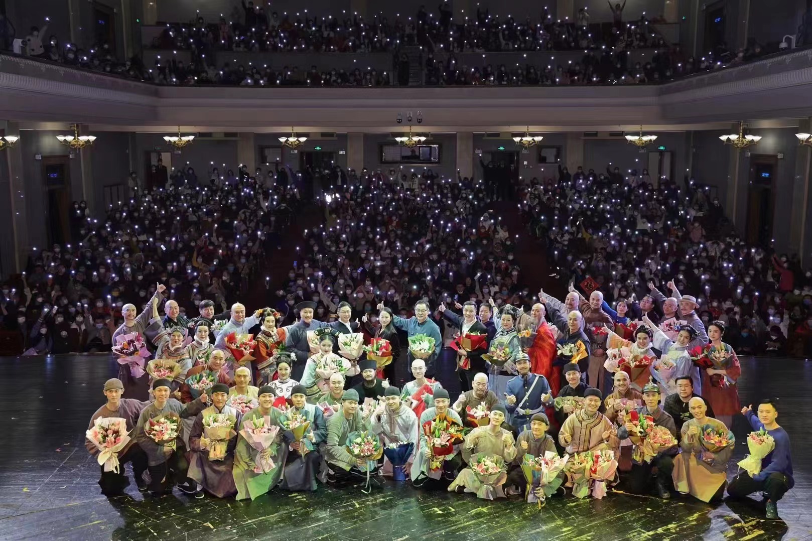 &nbsp;《正红旗下》首演结束后,演员,主创同台下全体观众大合影 &nbsp