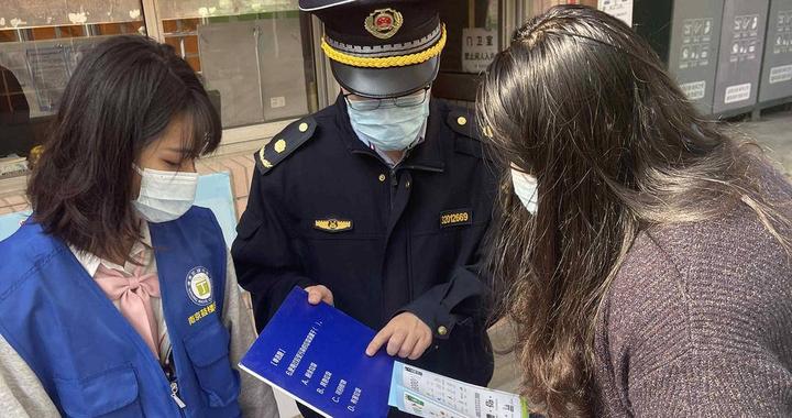南京鼓楼城管开展垃圾分类上门宣传