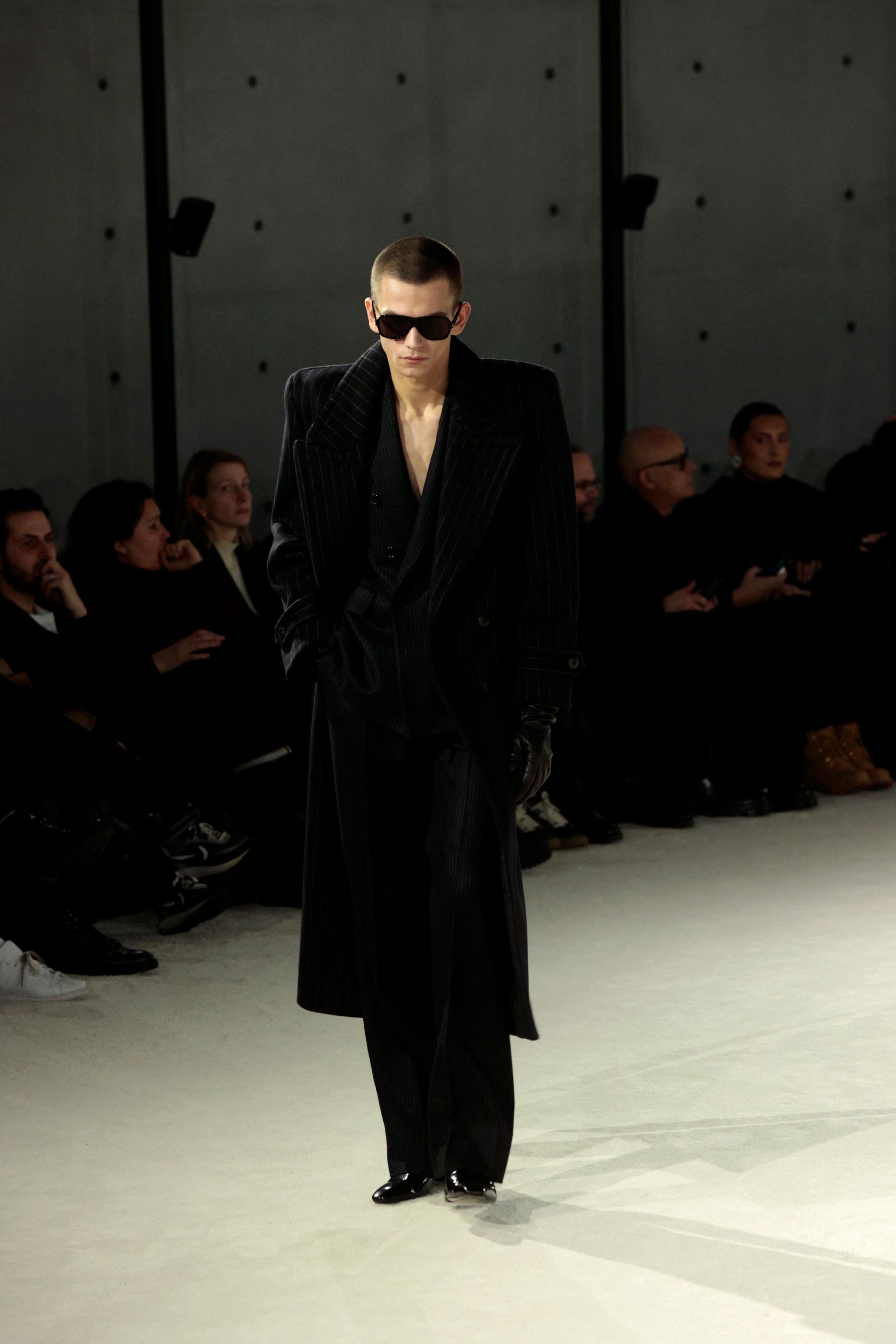 巴黎男装周——圣罗兰品牌时装秀|秋冬|圣罗兰|巴黎男装周_新浪新闻