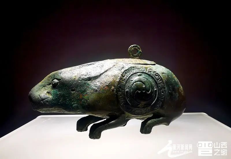 图为在曲沃县晋侯墓地出土的青铜兔尊(西周).