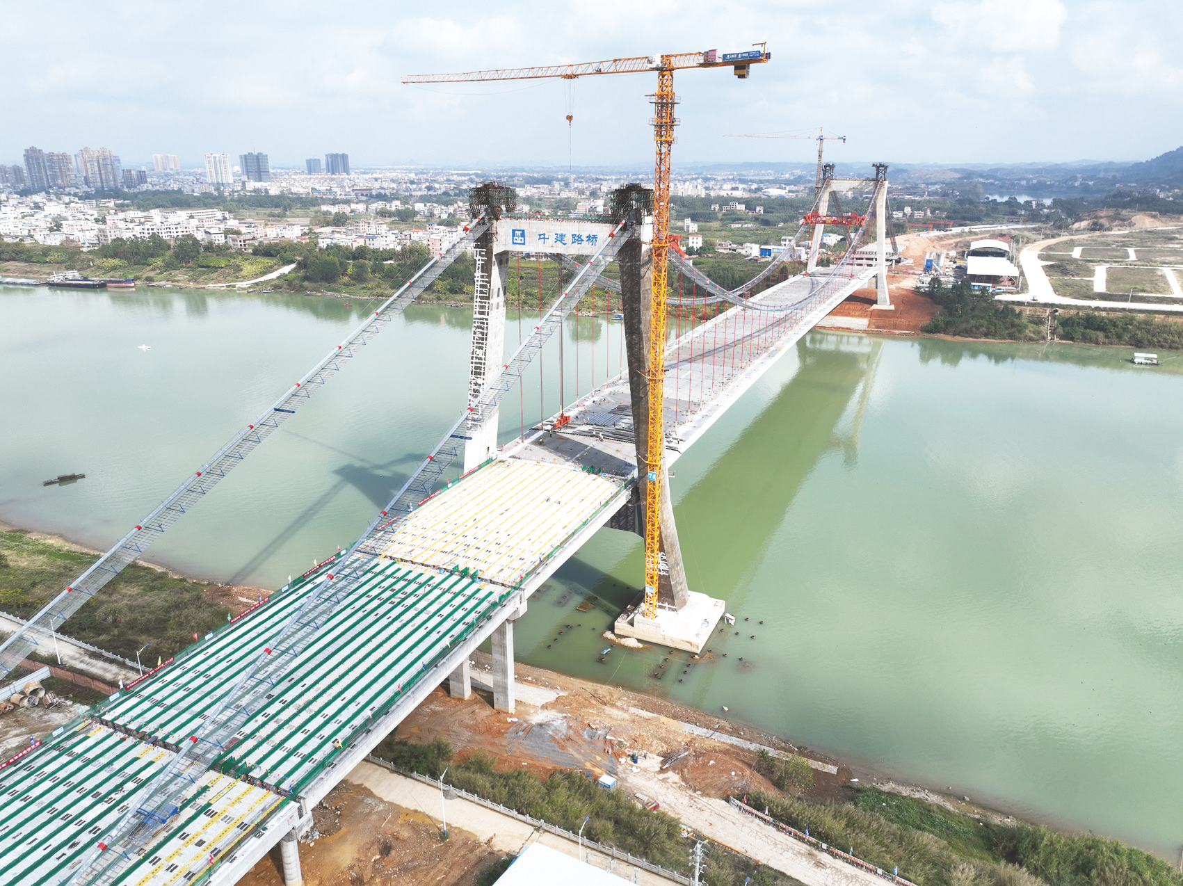 &nbsp;&nbsp;&nbsp;&nbsp;横州大桥合龙. (吴彩冰 摄)