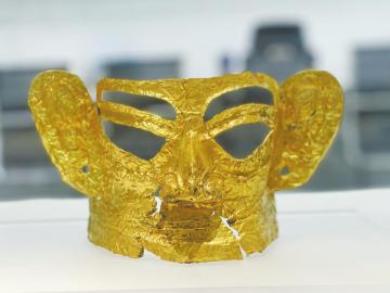 三星堆出土的金面具.
