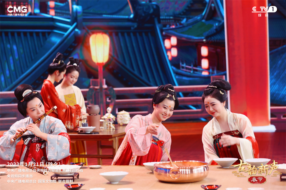 节目还结合现场春节节俗或春节仪式庆典等特有道具,配合大屏的新年