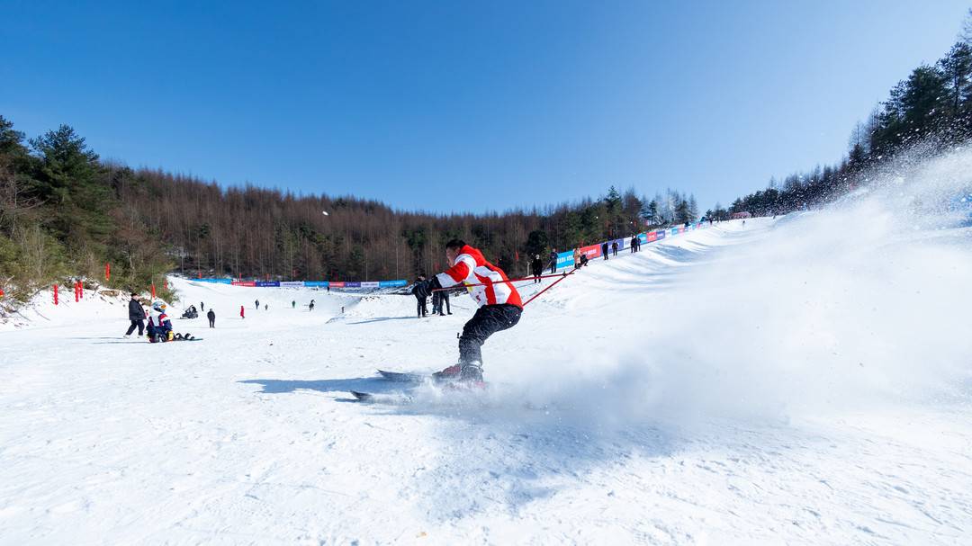四川广元曾家山滑雪场望远山单板赛事中心开板张阳光子酷炫打卡雪质好