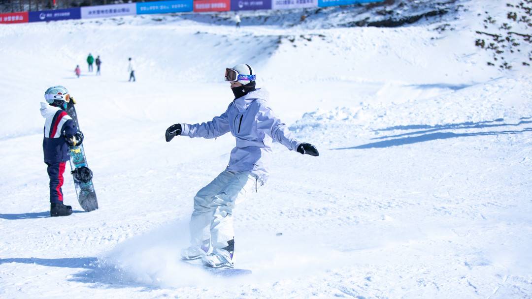 四川广元曾家山滑雪场望远山单板赛事中心开板张阳光子酷炫打卡雪质好