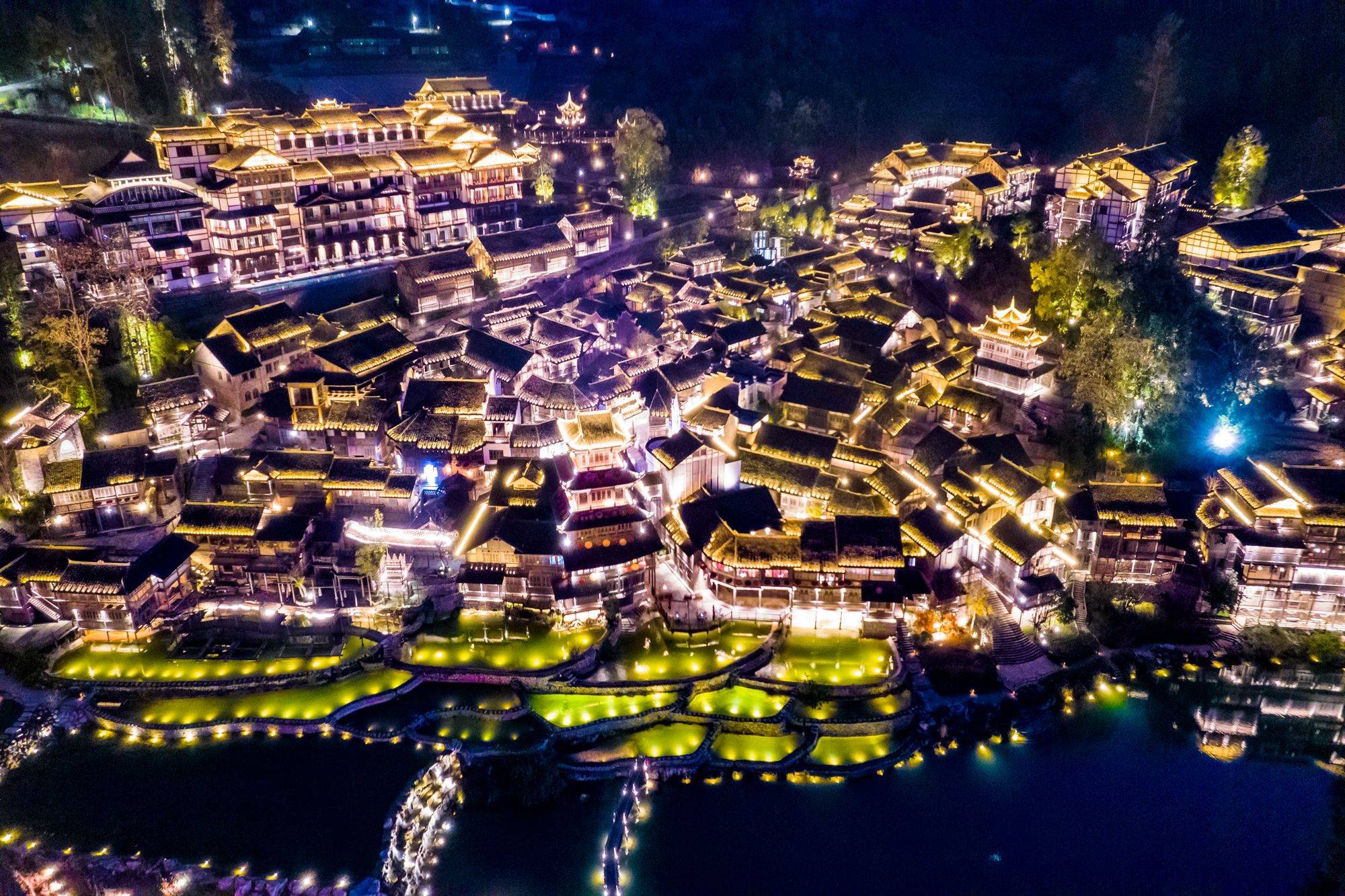 贵州遵义有一座乌江寨,山清水秀,充满浪漫,是休闲旅游的好去处