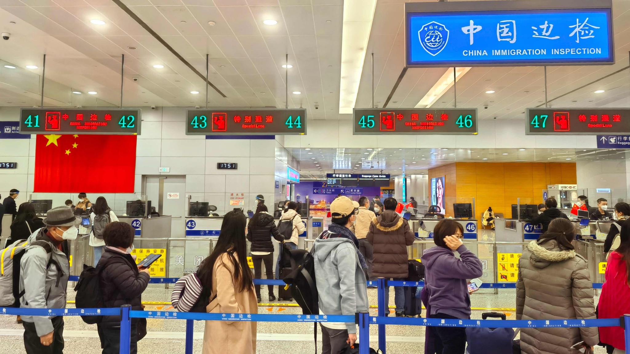 “乙类乙管”实施以来，浦东机场口岸出入境客流恢复态势明显。上海边检 供图