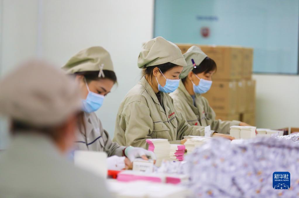 　　1月18日，在方大集团东北制药集团股份有限公司，工人在包装对乙酰氨基酚片。新华社记者 杨青 摄