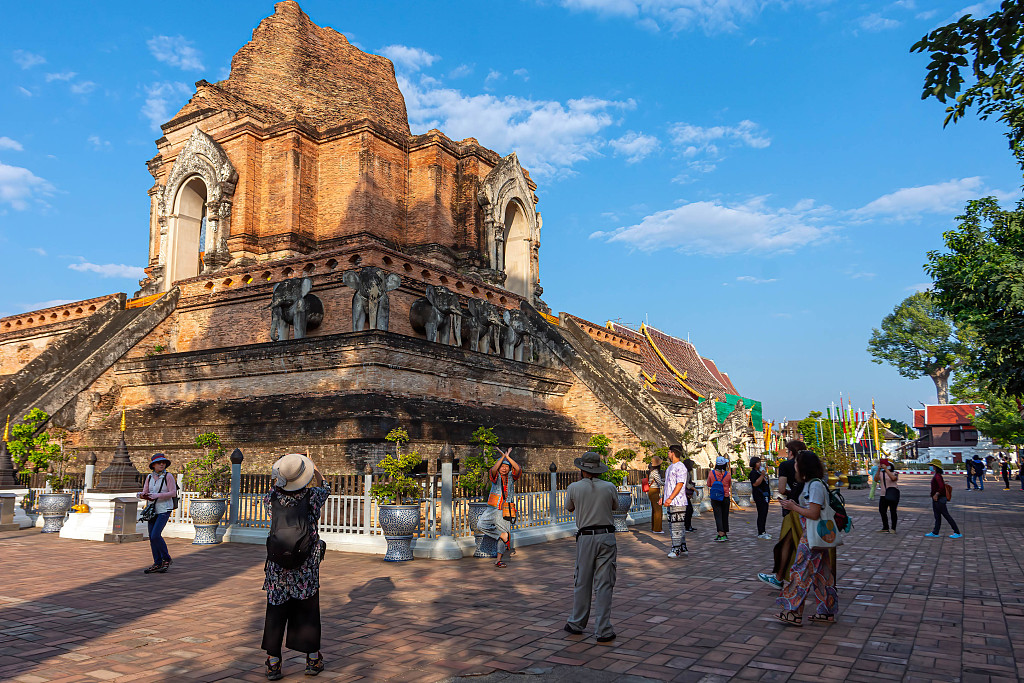 当地时间2023年1月11日，泰国清迈，参观卧车銮寺的游客。 