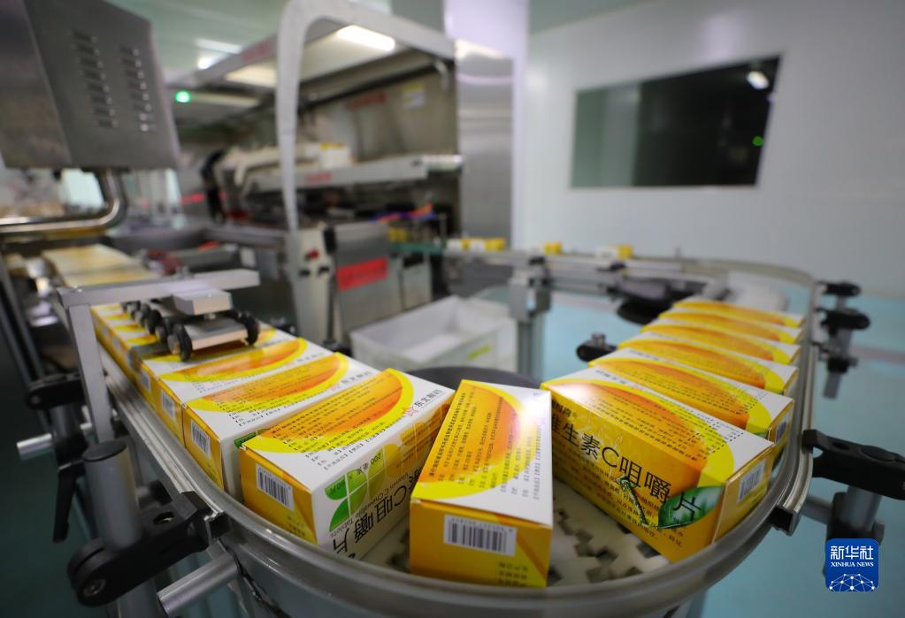 　　1月18日在方大集团东北制药集团股份有限公司拍摄的维生素C咀嚼片。新华社记者 杨青 摄