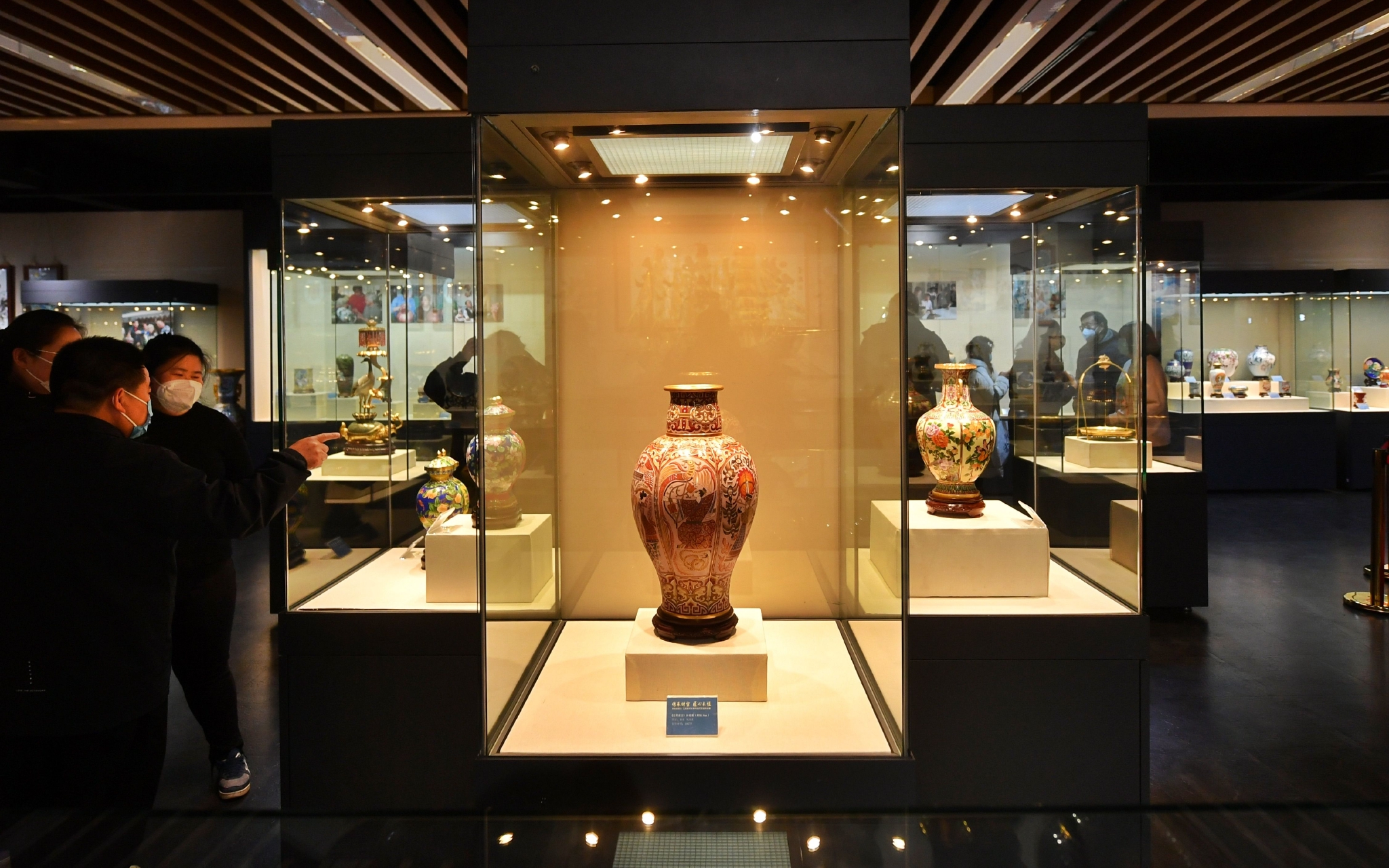 工艺美术大师与当代艺徒传承展在珐琅厂三层景泰蓝艺术博物馆举办