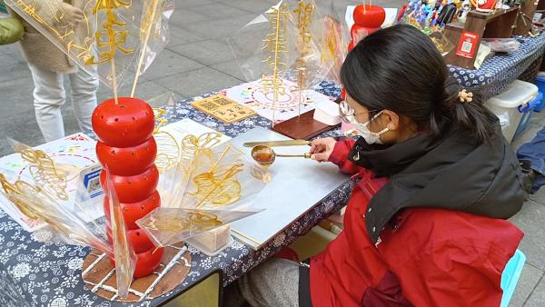 女子集市摆摊做糖画:自己的爱好,很开心_手机新浪网
