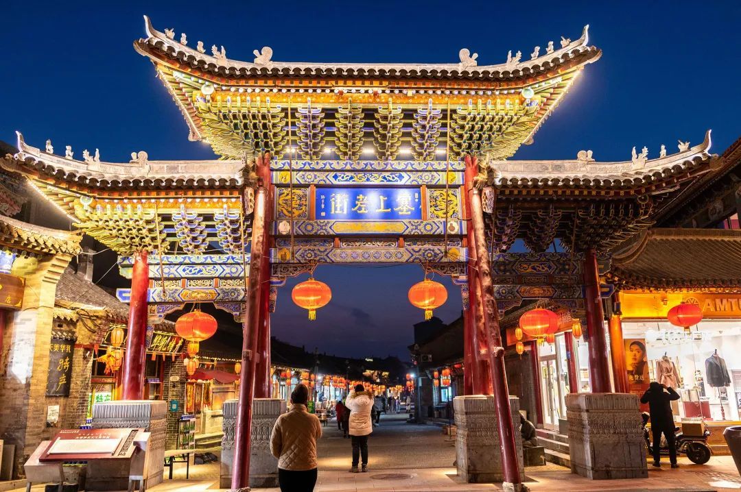 新春将至,呼和浩特市玉泉区的景区,街头,广场到处洋溢着浓浓的年味儿