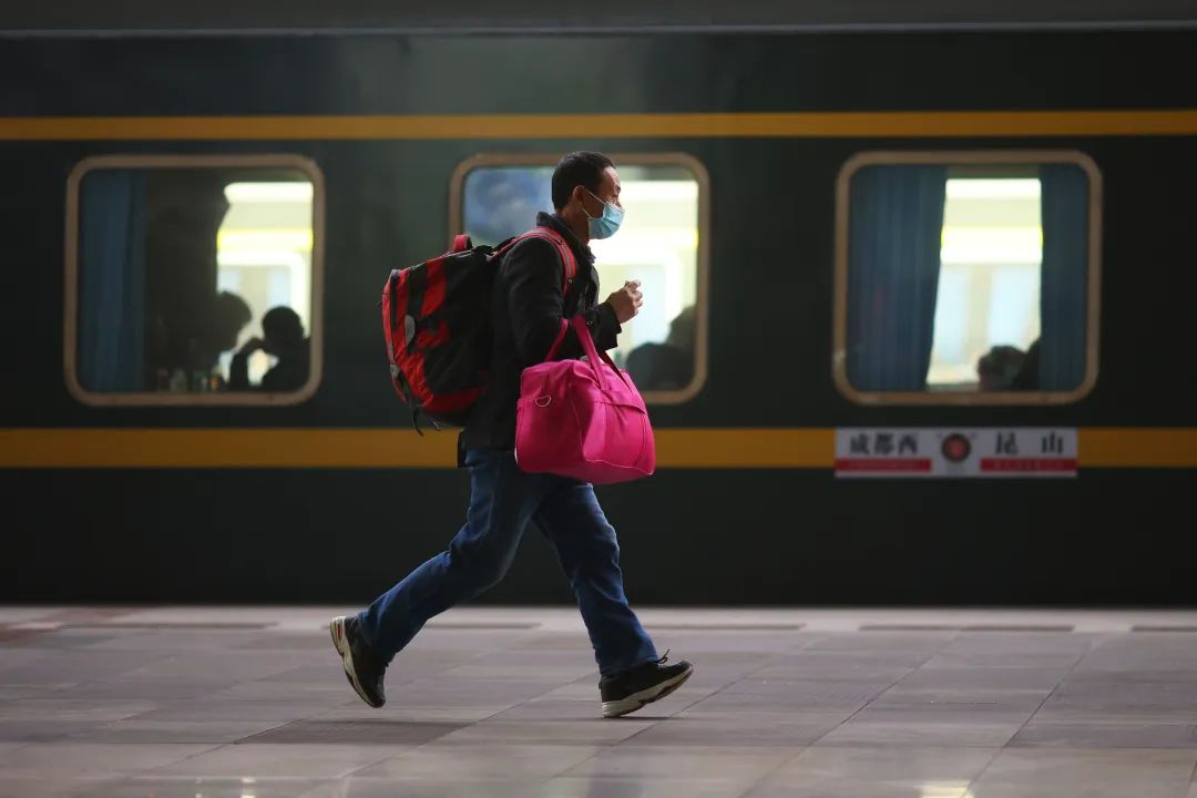 回家的意义|重重行囊,背回一片心意|行李_新浪财经_新浪网