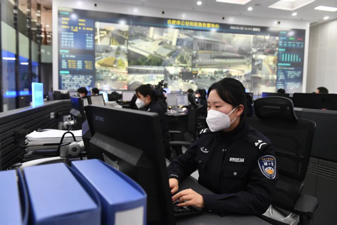 1月20日,在合肥市公安局110指挥中心,民警正在值班.