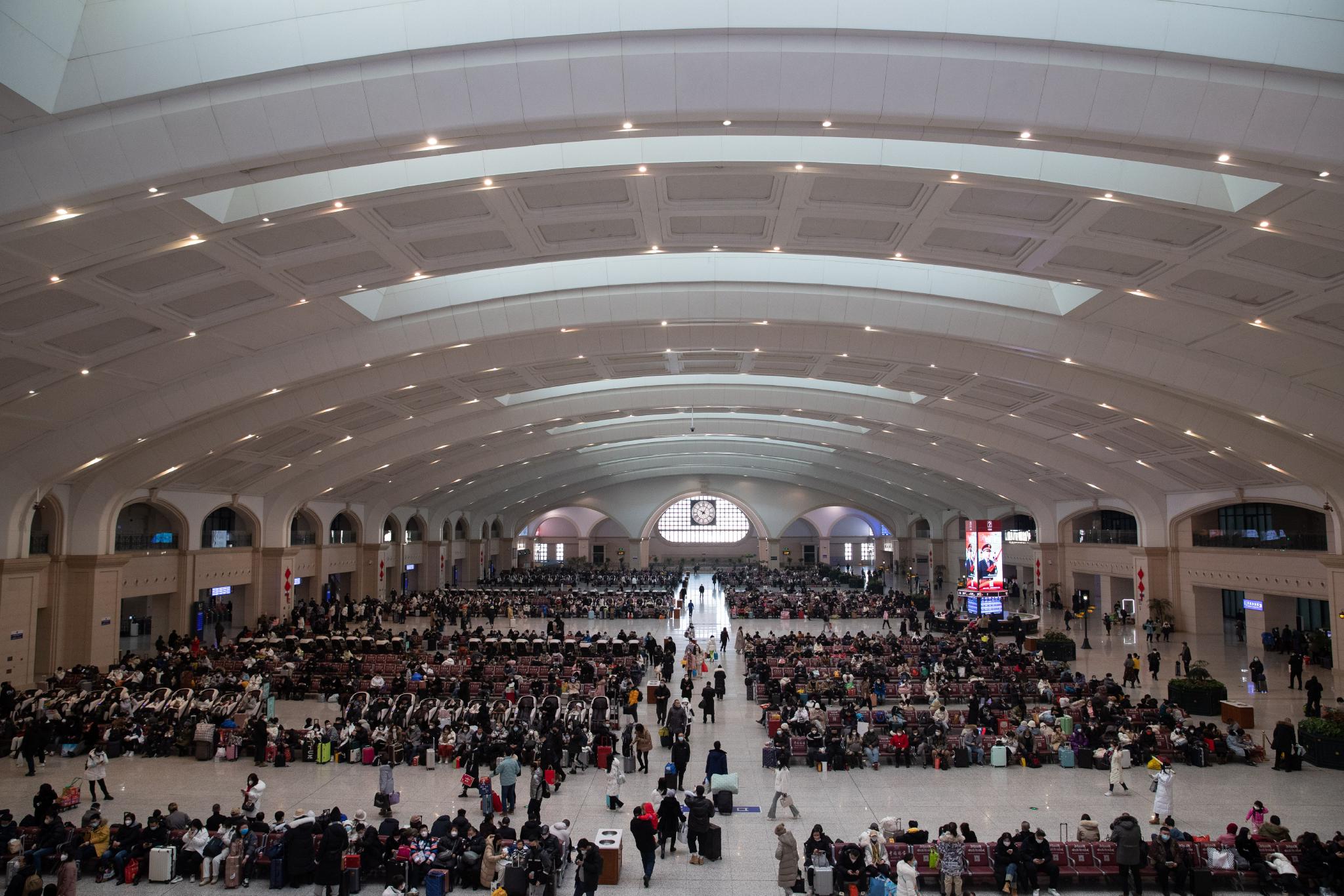 哈尔滨火车站迎来节前出行高峰