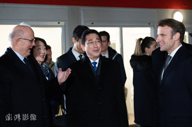 1月9日，法国总统马克龙邀请日本首相岸田文雄参不雅巴黎圣母院大教堂的建筑工地。图自澎湃影像