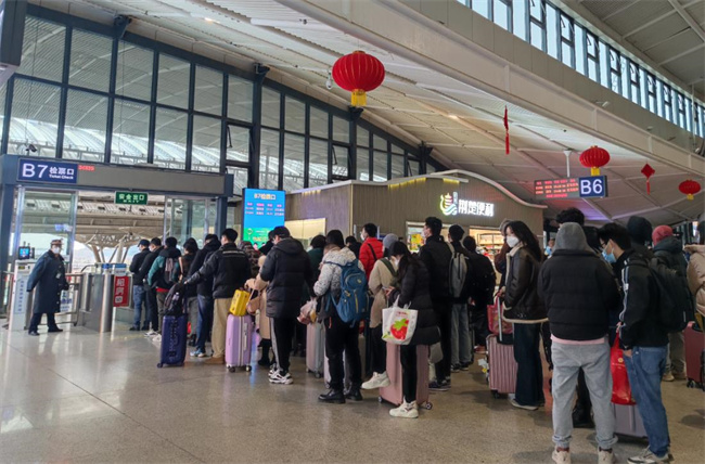 1月14日,湖北武汉站,旅客排队候车.中国网记者 彭瑶 摄