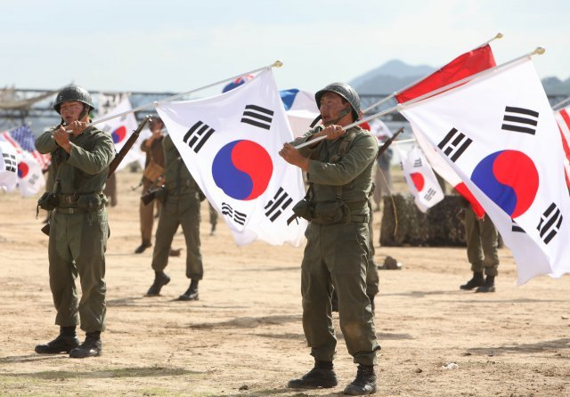 韩国士兵手中挥舞着韩国国旗“太极旗”。长途图 图自韩媒