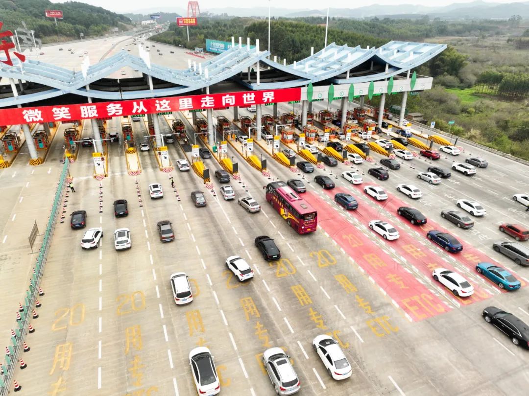 1月19日,车辆通过南宁东收费站.南国早报记者 邹财麟 摄