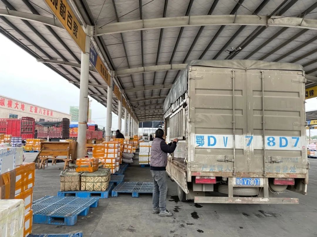 临近年关，工人在中国小龙虾交易中心工作。