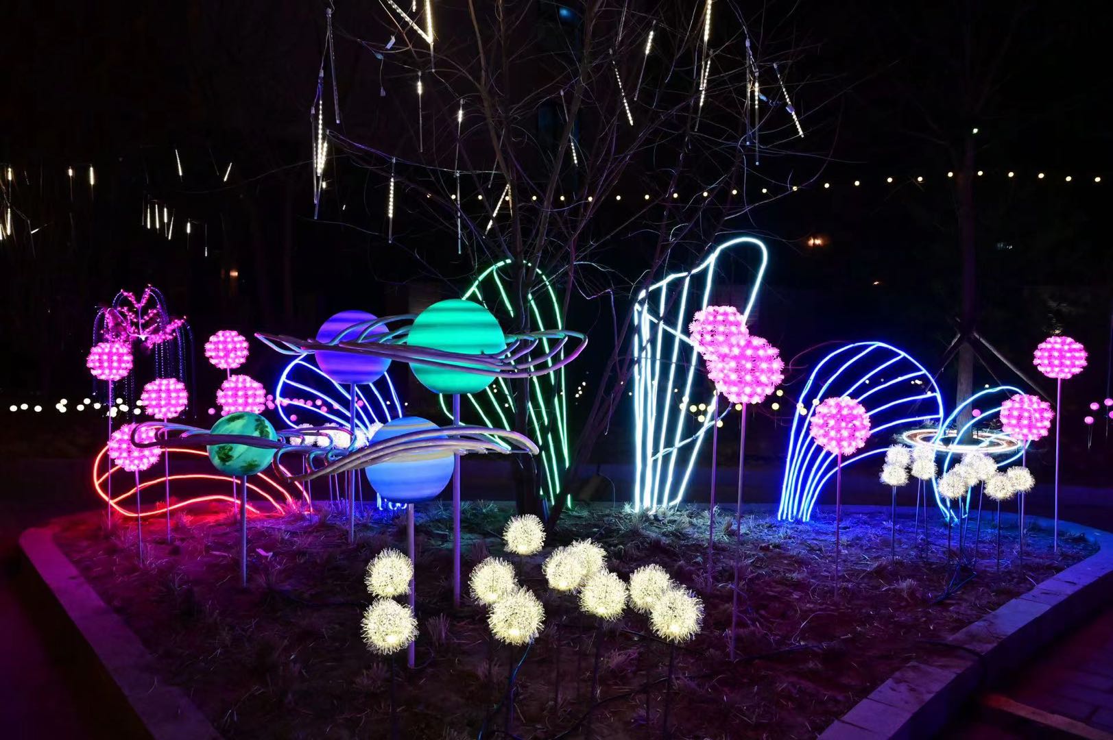 在三里屯一中(百子园校区)西南角,"数智双井"景观小品吸引了往来路人