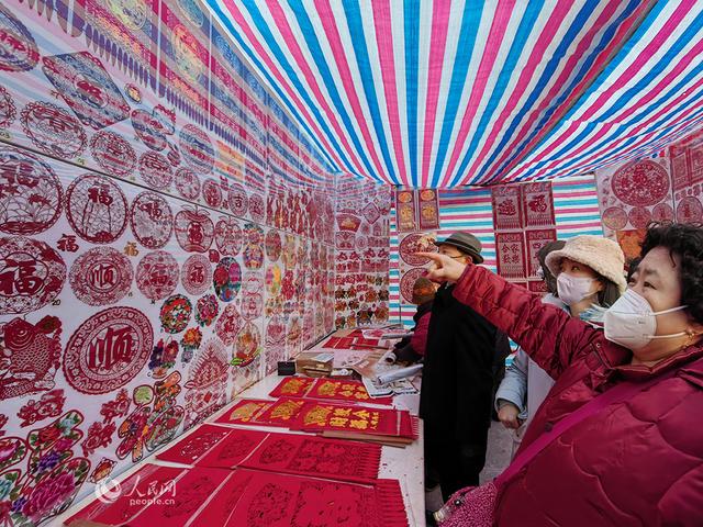 2023年1月17日,天津市民购买吊钱儿.人民网 崔新耀摄