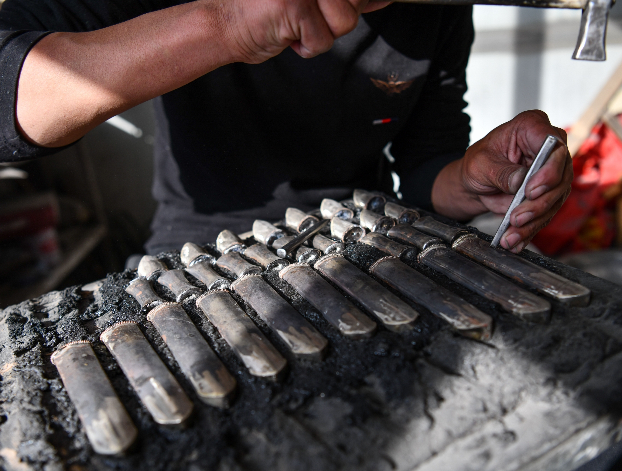 新华社记者 晋美多吉 摄普达瓦在制作拉孜藏刀(1月19日摄).
