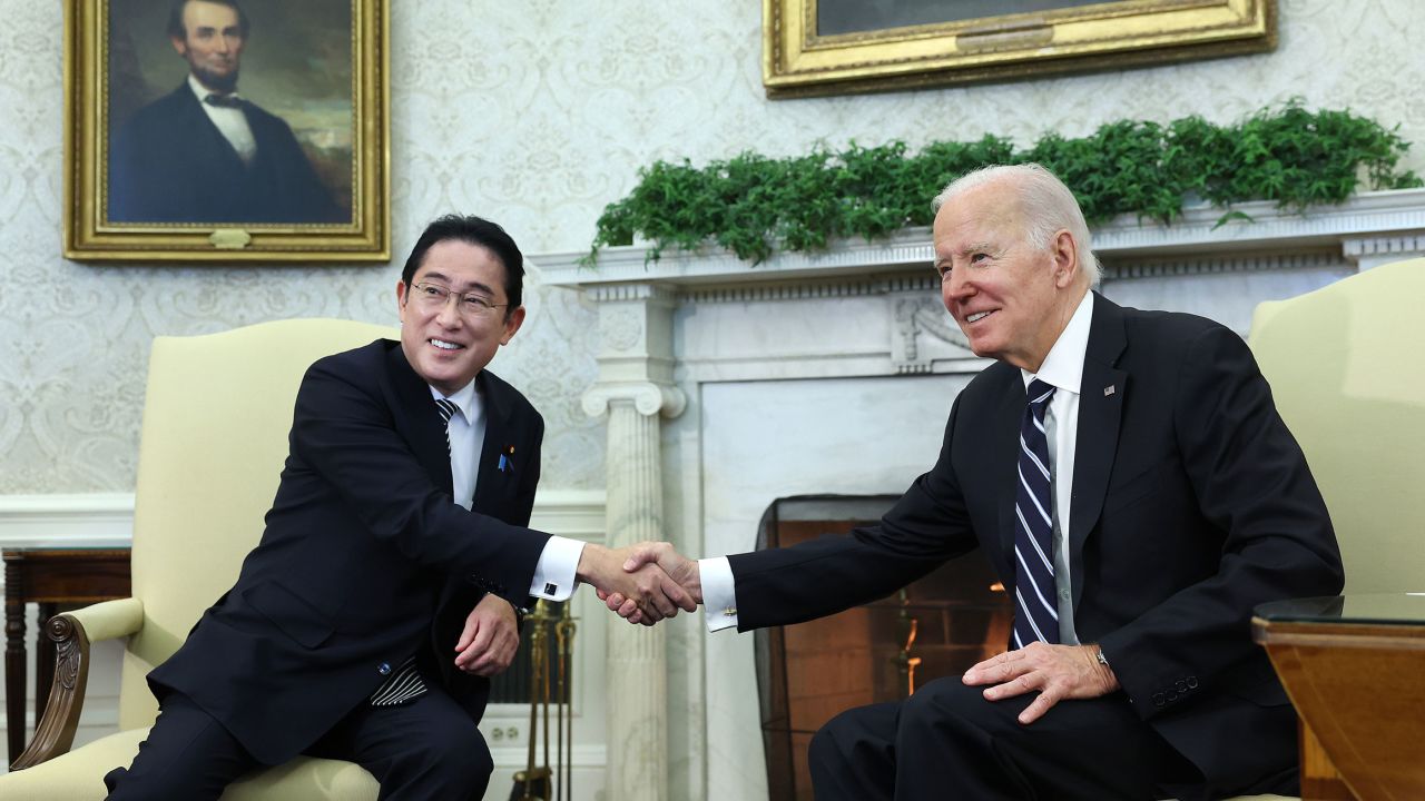 美国总统拜登在白宫同日本首相岸田文雄会晤。CNN报道图