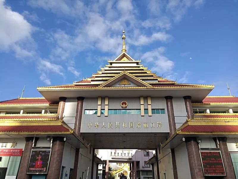口岸位于瑞丽市姐告边贸区,是中国对缅甸贸易最大的陆地口岸,共有国门
