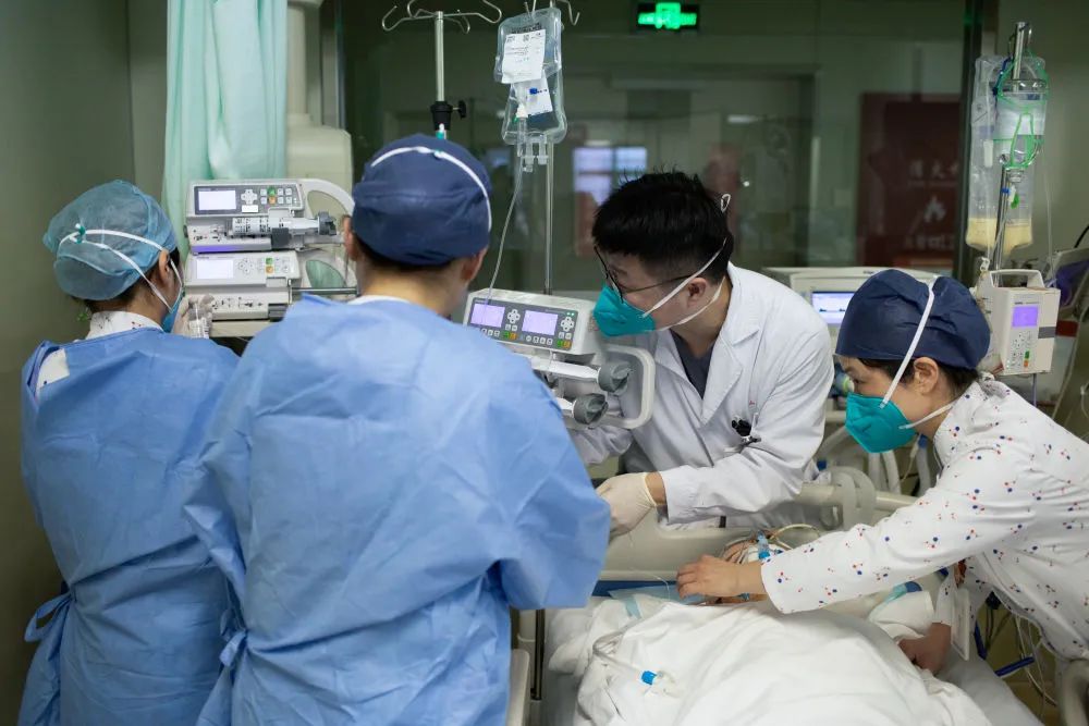 1月12日，在复旦大学附属华山医院虹桥院区收治肺炎患者的重症监护室，医护人员给患者换俯卧位。新华社记者 金立旺 摄