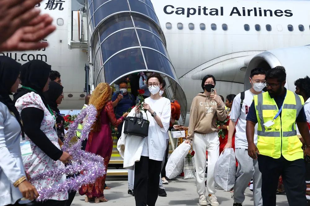 1月18日，乘坐中国首都航空JD455航班的游客在马尔代夫维拉纳国际机场受到欢迎。新华社记者车宏亮 摄