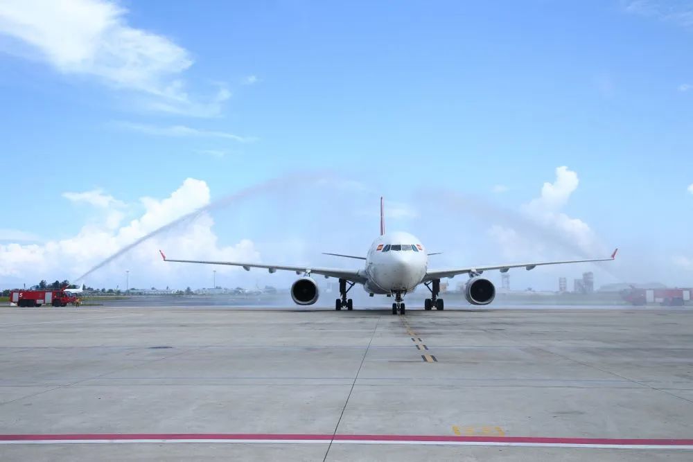 1月18日，中国首都航空JD455航班在马尔代夫维拉纳国际机场接受水门礼。新华社记者车宏亮 摄