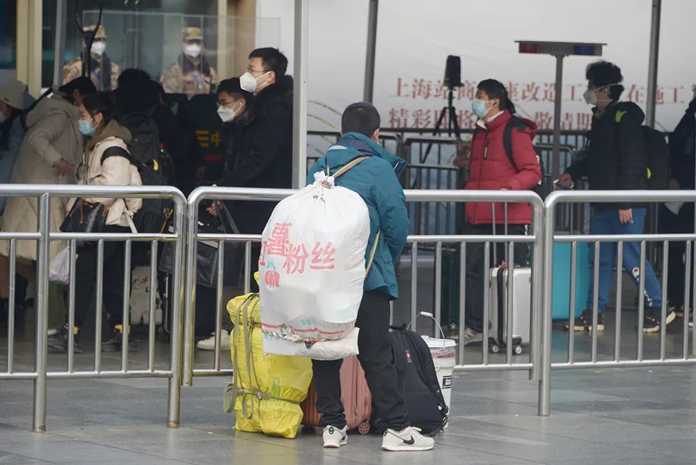 2023年1月17日,铁路上海站回家过年的旅客,自制了简易的背包行李,带着