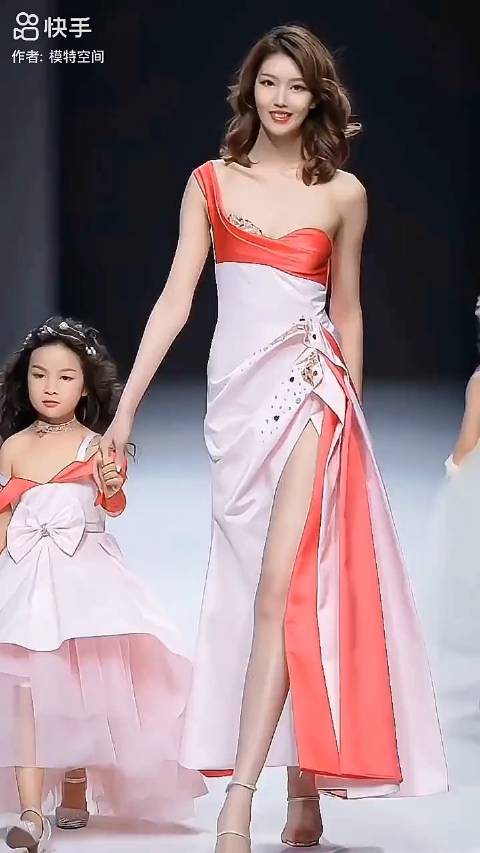 模特李天舒亲子秀_手机新浪网