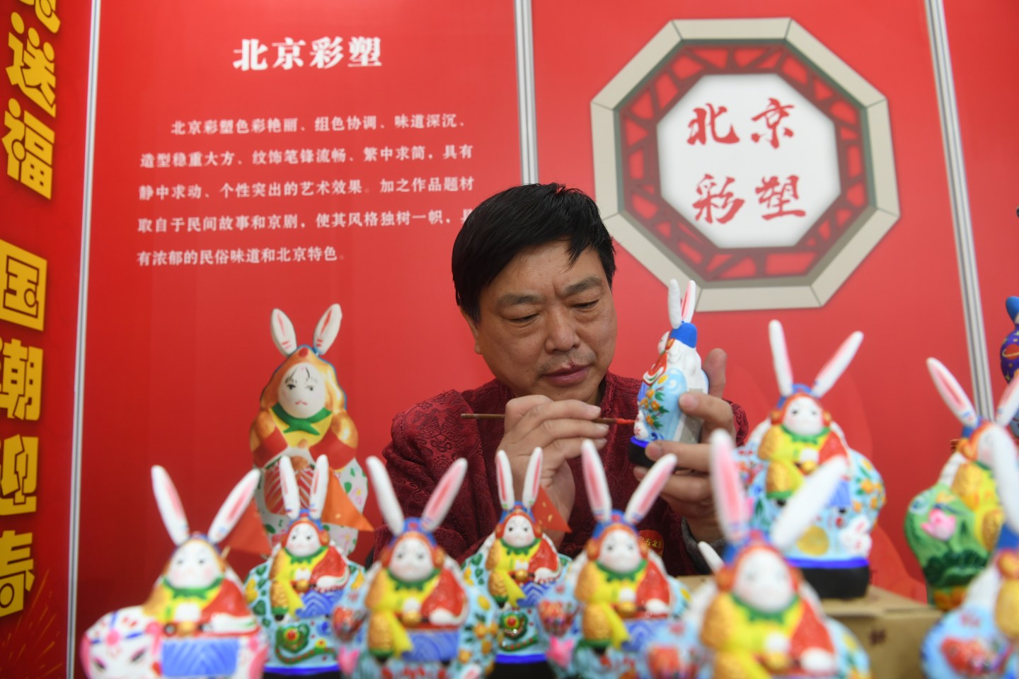 老北京“兔儿爷”兔年受热捧，老手艺人制作近千只不够卖__财经头条